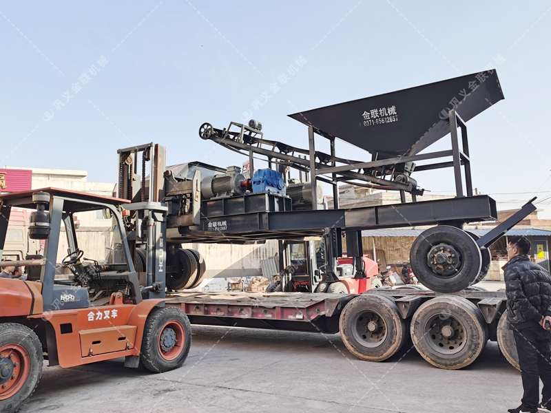 大型移動式對輥破碎機(jī)設(shè)備發(fā)往浙江