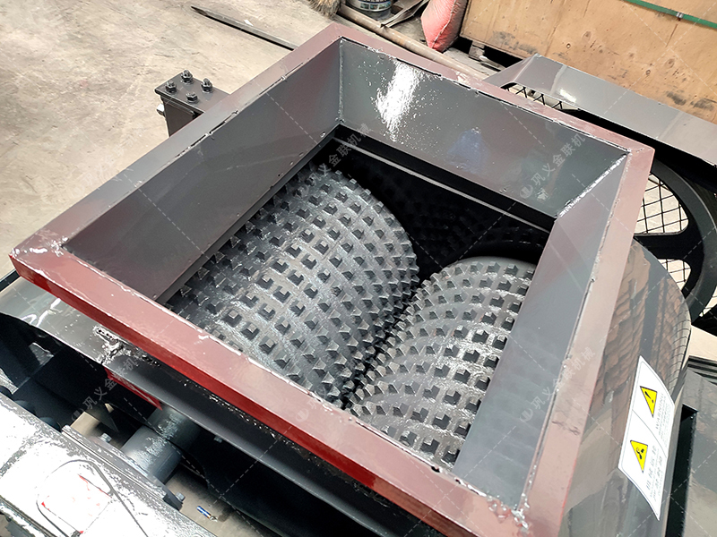 2PGC400X400啤酒瓶破碎機發往新疆伊犁