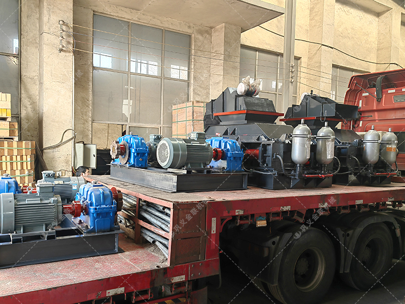 半自動液壓直連式對輥破碎機發貨圖片