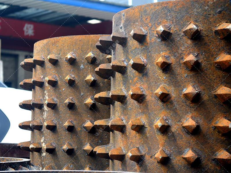 面對大塊高硬度的原煤與煤矸石，雙齒輥破碎機憑什么能“啃”得動？